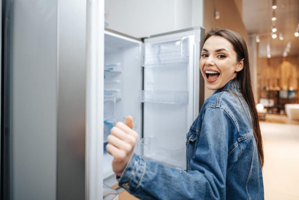 Geladeira Electrolux É Boa? Análise Sobre a Marca e Modelos 33 Mulher abrindo a geladeira
